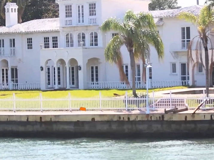 Miami também é endereço de outros edifícios muito famosos, como a residência onde foi filmada o filme Scarface, onde Al Pacino interpretou o gângster Tony Montana. Ela foi construída em 1906, e colocada para alugar em 2012. O preço? R$ 66 mil por mês (US$ 30 mil)