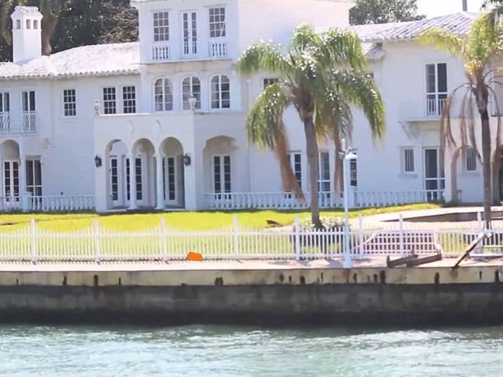 Miami também é endereço de outros edifícios muito famosos, como a residência onde foi filmada o filme Scarface, onde Al Pacino interpretou o gângster Tony Montana. Ela foi construída em 1906, e colocada para alugar em 2012. O preço? R$ 66 mil por mês (US$ 30 mil) Miami também é endereço de outros edifícios muito famosos, como a residência onde foi filmada o filme Scarface, onde Al Pacino interpretou o gângster Tony Montana. Ela foi construída em 1906, e colocada para alugar em 2012. O preço? R$ 66 mil por mês (US$ 30 mil)