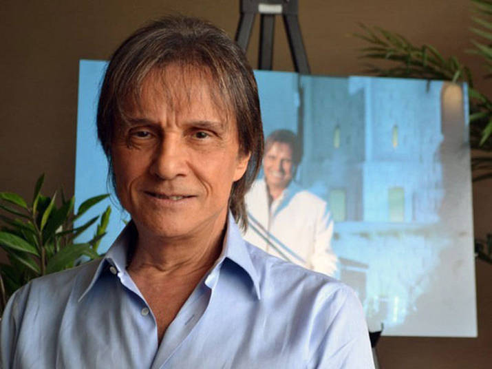 Presença constante em shows natalinos na TV aberta, Roberto Carlos costuma passar o Réveillon em Miami, onde possui um apartamento. Lá, ele gosta de passar por anônimo e fazer compras em supermercados e andar sem a presença de seguranças Presença constante em shows natalinos na TV aberta, Roberto Carlos costuma passar o Réveillon em Miami, onde possui um apartamento. Lá, ele gosta de passar por anônimo e fazer compras em supermercados e andar sem a presença de seguranças