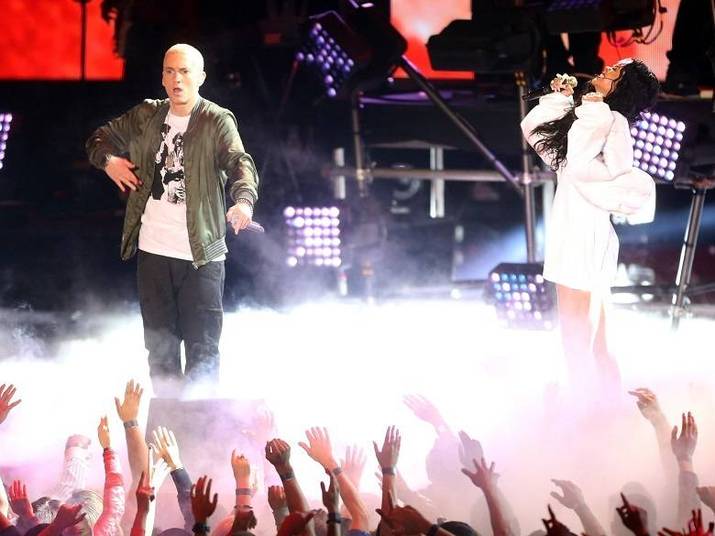 No último fim de semana, Rihanna se apresentou com Eminem no MTV Movie Awards. A dupla, que já fez diversas parcerias incríveis se prepara para algo inédito. Eles farão uma turnê especial de shows juntinhos! O primeiro show será dia 7 de agosto em Pasadena, no Estado americano da Califórnia. Por enquanto, foram anunciados apenas seis shows, sendo que metade já está com ingressos esgotados. Riri prepara para este ano também, provavelmente para novembro, o lançamento de um novo CD