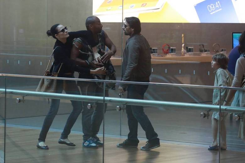 Murilo RosaNa última segunda-feira (14), o ator ficou irritado com um fotógrafo que o perseguia em um shopping no Rio de Janeiro. Ele e a mulher foram para cima do homem e tentaram arrancar a câmera de suas mãos. No Instagram, ele esclareceu a situação, falando que queria preservar seu filho Murilo RosaNa última segunda-feira (14), o ator ficou irritado com um fotógrafo que o perseguia em um shopping no Rio de Janeiro. Ele e a mulher foram para cima do homem e tentaram arrancar a câmera de suas mãos. No Instagram, ele esclareceu a situação, falando que queria preservar seu filho