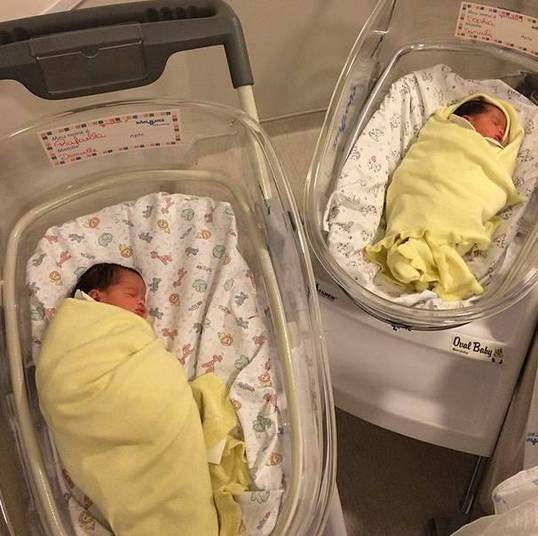 Em outro
clique, o jogador do Shakhtar Donetsk se derrete pelas filhas, que aparecem dormindo no berçário da maternidade.
— Boa noite minhas princesas. #Rafaella#Sophia !! Obrigado meu Deus Em outro
clique, o jogador do Shakhtar Donetsk se derrete pelas filhas, que aparecem dormindo no berçário da maternidade.
— Boa noite minhas princesas. #Rafaella#Sophia !! Obrigado meu Deus