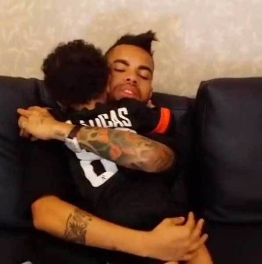 Com compromissos com o Shakhtar Donetsk, na Ucrânia, Dentinho não pôde acompanhar de perto o nascimento das gêmeas Rafaella e Sophia. Mas logo que soube da notícia, embarcou imediatamente para o Brasil para conhecer as herdeiras.
— Brasil estou
chegando heim !!! Estou maluco para beija minhas princesas Com compromissos com o Shakhtar Donetsk, na Ucrânia, Dentinho não pôde acompanhar de perto o nascimento das gêmeas Rafaella e Sophia. Mas logo que soube da notícia, embarcou imediatamente para o Brasil para conhecer as herdeiras.
— Brasil estou
chegando heim !!! Estou maluco para beija minhas princesas