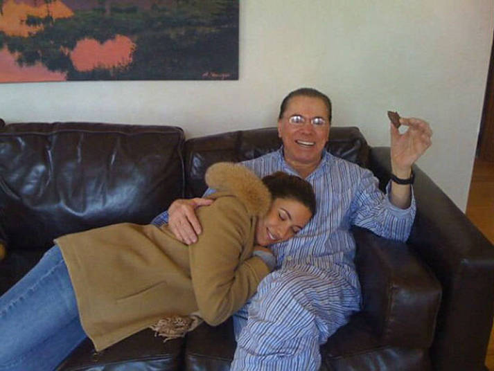 Em uma foto famosa, postada no Twitter do apresentador Nelson Rubens, Silvio aparece de pijama, no sofá de casa, com a filha Patrícia Abravanel no colo Em uma foto famosa, postada no Twitter do apresentador Nelson Rubens, Silvio aparece de pijama, no sofá de casa, com a filha Patrícia Abravanel no colo