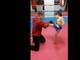 O garoto parece estar em um treino de Muay Thai, uma forma de artes marciais mista que nasceu na Tailândia há 700 anos. O esporte é conhecido por ser violento