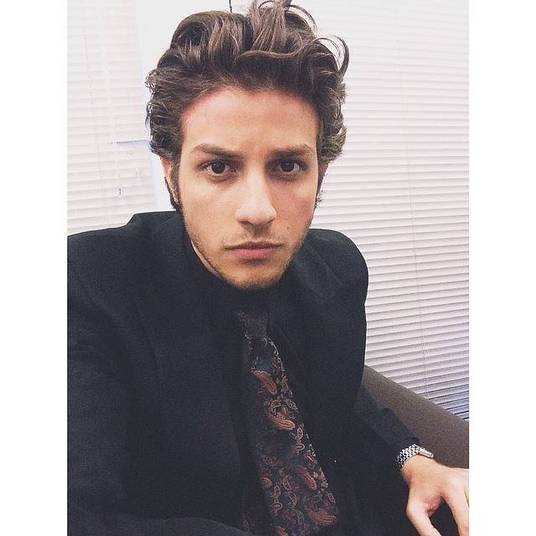 Chay Suede revelou esta semana a caracterização de seu novo personagem em novelas. Ele viverá a fase jovem de José Alfredo, que se transformará em Alexandre Nero, protagonista de Falso Brilhante Chay Suede revelou esta semana a caracterização de seu novo personagem em novelas. Ele viverá a fase jovem de José Alfredo, que se transformará em Alexandre Nero, protagonista de Falso Brilhante