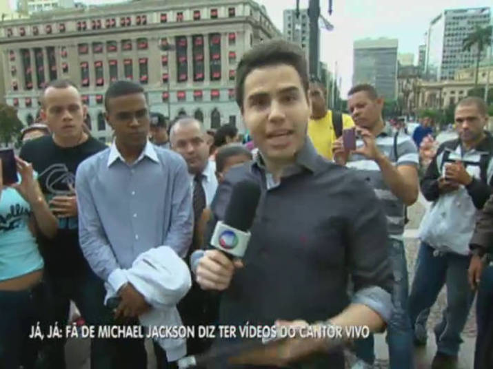 JORNALISTA EXIBE VÍDEOS E GARANTE: "MICHAEL JACKSON NÃO MORREU E ME PEDIU POR EMAIL PARA AVISAR AOS FÃS" 1 15/04/2014 Muitos dos entrevistados acreditam que o cantor pode sim ainda estar vivo. Tudo isso porque o caixão do astro foi lacrado e em nenhum momento as pessoas o viram dentro do caixão em 2009Qual a sua opinião sobre a morte de Michael Jackson? Clique aqui e responda!Assista ao vídeo e confira toda a reportagem com o jornalista no palco do Balanço Geral!