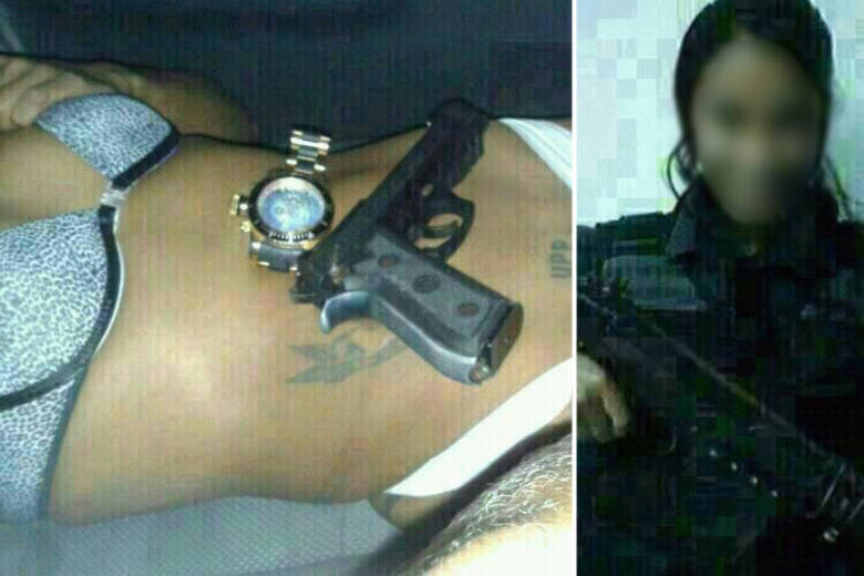 A morena tatuou a sigla UPP no corpo. Ela posou com a pistola de um PM e um relógio sobre a barriga