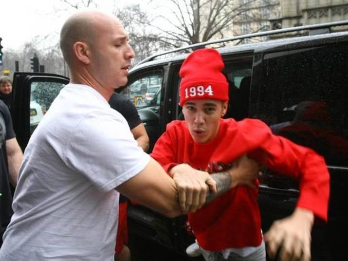Justin BieberO ídolo teen se meteu em brigas com fotógrafos diversas vezes. Aqui no Brasil, o segurança dele foi acusado de agredir um paparazzi 