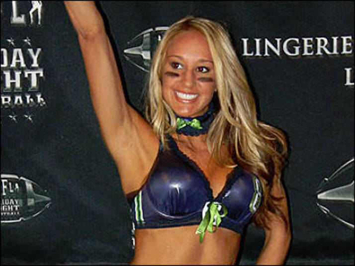 Chelsie Jorgenson, dos Los Angeles Temptation, mostra toda
sensualidade durante a competição. A gata ocupa a 9° posição no ranking das
mais gatas Chelsie Jorgenson, dos Los Angeles Temptation, mostra toda
sensualidade durante a competição. A gata ocupa a 9° posição no ranking das
mais gatas
