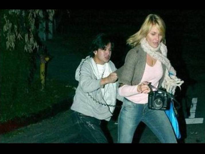 Cameron DiazQuando Cameron e Justin Timberlake estavam namorando, em 2004, eles atacaram um paparazzi fisicamente e verbalmente. Ela também já foi fotografada 'roubando' a câmera de um profissional Cameron DiazQuando Cameron e Justin Timberlake estavam namorando, em 2004, eles atacaram um paparazzi fisicamente e verbalmente. Ela também já foi fotografada 'roubando' a câmera de um profissional