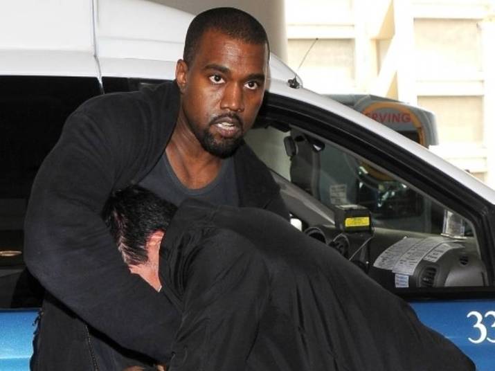 Kanye WestEm 2008, o cantor e seu empresário foram presos por destruírem uma câmera de um paparazzi no aeroporto de Los Angeles. Como o incidente foi filmado, Kanye teve que fazer serviço comunitário