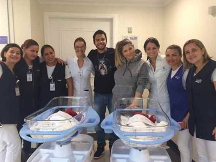 A equipe de médicos e enfermeiros do hospital foi homenageada por Dentinho com uma foto compartilhada no Instagram do jogador.— Quero agradecer à todos da maternidade São Luís pelo carinho, atenção e paciência (sic). Enfim por tudo que fizeram por mim e por minha família @dani_souza #rafaella & #sophia A equipe de médicos e enfermeiros do hospital foi homenageada por Dentinho com uma foto compartilhada no Instagram do jogador.— Quero agradecer à todos da maternidade São Luís pelo carinho, atenção e paciência (sic). Enfim por tudo que fizeram por mim e por minha família @dani_souza #rafaella & #sophia