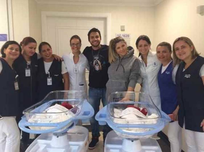 A equipe de médicos e enfermeiros do hospital foi homenageada por Dentinho com uma foto compartilhada no Instagram do jogador.— Quero agradecer à todos da maternidade São Luís pelo carinho, atenção e paciência (sic). Enfim por tudo que fizeram por mim e por minha família @dani_souza #rafaella & #sophia 