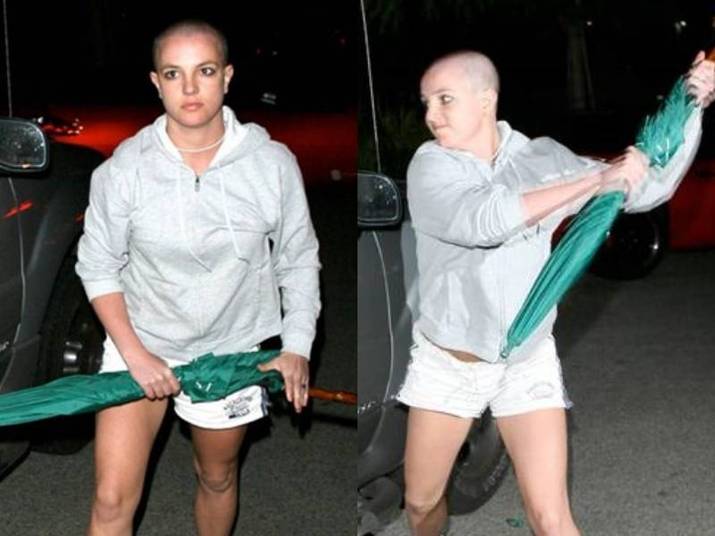 Britney SpearsUma das brigas mais icônicas foi a da cantora, em 2007, quando ela estava completamente surtada e tinha raspado a cabeça. Ela atacou os paparazzi com um guarda chuva e cara de psicopata Britney SpearsUma das brigas mais icônicas foi a da cantora, em 2007, quando ela estava completamente surtada e tinha raspado a cabeça. Ela atacou os paparazzi com um guarda chuva e cara de psicopata