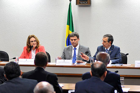 Graça Foster responde aos questionamentos dos senadores