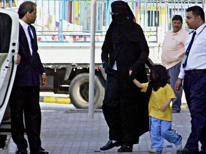 Meses antes de morrer, Michael Jackson fez visitas sucessivas ao Bahrein e demonstrava 'publicamente a intenção de fixar residência no país'. Quando fazia essas visitas, Michael se disfarçava de mulher, e utilizava até burca