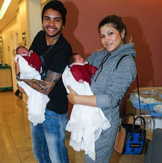 A família de Dentinho e Dani Souza,
a famosa Mulher Samambaia, está em festa. Isso porque no último sábado (12)
nasceram as gêmeas Rafaella e Sophia. O anúncio da chegada das filhas foi dado pelo
jogador nas redes sociais.
— Obrigado Senhor! as princesas #Rafaella e #Sophia
nasceram!! Parabéns minha esposa @dani_souza_ Te amooo
A família de Dentinho e Dani Souza,
a famosa Mulher Samambaia, está em festa. Isso porque no último sábado (12)
nasceram as gêmeas Rafaella e Sophia. O anúncio da chegada das filhas foi dado pelo
jogador nas redes sociais.
— Obrigado Senhor! as princesas #Rafaella e #Sophia
nasceram!! Parabéns minha esposa @dani_souza_ Te amooo