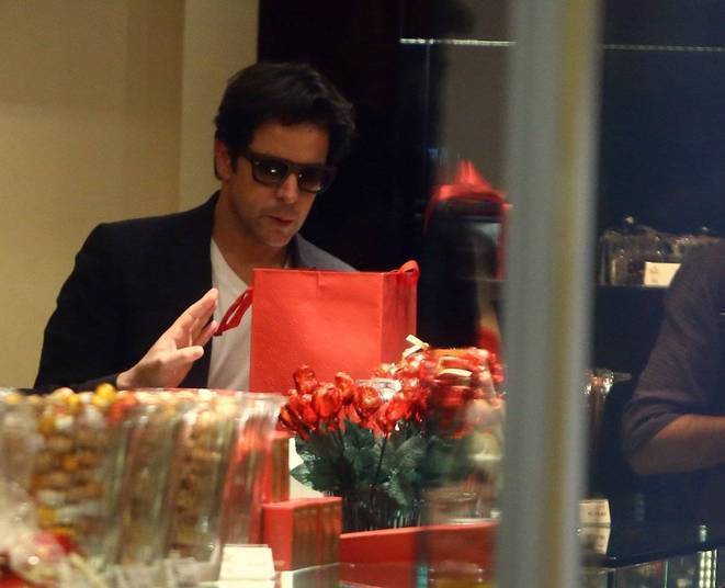 Crise no namoro?Nesta semana, Murilo Benício foi visto sozinho em um shopping do Rio de Janeiro. Segundo a colunista do R7 Fabíola Reipert, o namoro do ator com Débora Falabella está em crise. Segundo amigos, o casal não fala mais a mesma língua Crise no namoro?Nesta semana, Murilo Benício foi visto sozinho em um shopping do Rio de Janeiro. Segundo a colunista do R7 Fabíola Reipert, o namoro do ator com Débora Falabella está em crise. Segundo amigos, o casal não fala mais a mesma língua