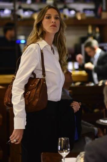 Roubo de joiasNesta semana, Luana Piovani usou sua conta no Facebook para fazer um desabafo. A atriz disse que foi roubada e contou como tudo aconteceu.— Chegar em casa é sempre uma delícia, não? Não, quando você foi furtada e ao se deparar com o armário, ainda sem vidro, sente aquele vazio, aquela sensação de impotência, raiva, um amargo na boca. Já tinha sido furtada em Paris, também no apartamento em que morava, mas lá era diferente. Eu era só uma turista. Aqui sou cidadã, pago impostos. Conheço meus vizinhos e funcionários que entram na minha casa. Nem sempre. Enfim, como provar que a empresa que troca janelas, talvez a faxineira, ou sabe Deus quem roubou minhas joias? Todas divididas em dez vezes. Luana ainda continuou o seu relato.— E a sensação de tristeza ao entrar no seu próprio banheiro, que você decorou, com as suas bugigangas e olhar o vidro quebrado? E aquela agressão silenciosa, aquele fracasso involuntário? Perdi as joias, uma amiga e de lambuja essa sensação escrota. Estando aqui por Sampa pra filmar o longe Réveillon espero dar um jeito nisso. Trocarei os quadros. Comprarei flores. Irei trocar o maldito armário do banheiro! Roubo de joiasNesta semana, Luana Piovani usou sua conta no Facebook para fazer um desabafo. A atriz disse que foi roubada e contou como tudo aconteceu.— Chegar em casa é sempre uma delícia, não? Não, quando você foi furtada e ao se deparar com o armário, ainda sem vidro, sente aquele vazio, aquela sensação de impotência, raiva, um amargo na boca. Já tinha sido furtada em Paris, também no apartamento em que morava, mas lá era diferente. Eu era só uma turista. Aqui sou cidadã, pago impostos. Conheço meus vizinhos e funcionários que entram na minha casa. Nem sempre. Enfim, como provar que a empresa que troca janelas, talvez a faxineira, ou sabe Deus quem roubou minhas joias? Todas divididas em dez vezes. Luana ainda continuou o seu relato.— E a sensação de tristeza ao entrar no seu próprio banheiro, que você decorou, com as suas bugigangas e olhar o vidro quebrado? E aquela agressão silenciosa, aquele fracasso involuntário? Perdi as joias, uma amiga e de lambuja essa sensação escrota. Estando aqui por Sampa pra filmar o longe Réveillon espero dar um jeito nisso. Trocarei os quadros. Comprarei flores. Irei trocar o maldito armário do banheiro!