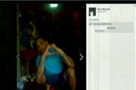 Em uma das fotos postadas, preso faz coração com a mão