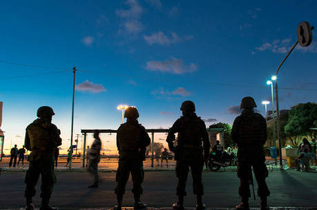 Os policiais militares da Bahia estão parados desde terça-feira (15)