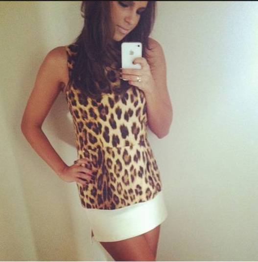 Mariana Rios, com estampa de girafa, coordenou saia de couro branco
