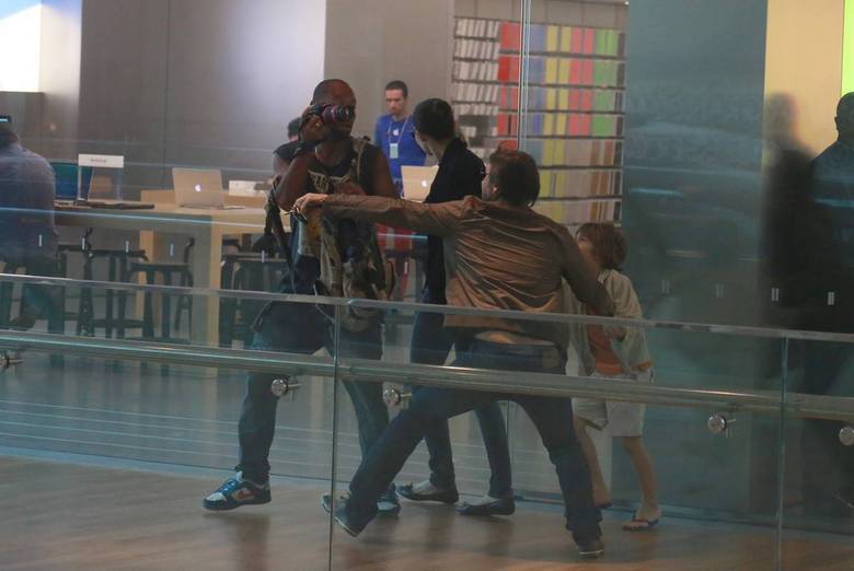 BarracoMurilo Rosa se estressou e
partiu para cima de um paparazzo nesta semana. O ator estava passeando com a
mulher, Fernanda Tavares, e com o filho do casal. Irritado, Murilo quis agredir o
fotógrafo. Mais tarde, o profissional registrou boletim de ocorrência
BarracoMurilo Rosa se estressou e
partiu para cima de um paparazzo nesta semana. O ator estava passeando com a
mulher, Fernanda Tavares, e com o filho do casal. Irritado, Murilo quis agredir o
fotógrafo. Mais tarde, o profissional registrou boletim de ocorrência