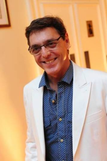 Câncer na gargantaGuilherme Leme concedeu entrevista à revista Quem e comentou sobre como superou um câncer de garganta, em 2013. O ator relembrou da experiência de ficar 40 dias internado e como superou a doença com otimismo.— Fui operado e acordei dias depois. Aí, foi a parte triste. Fiquei 20 dias da UTI, é muito tempo. É o pior lugar do mundo. O que me salvou emocionalmente foram minha família e meus amigos, que foram maravilhosos. Nesse lugar, ter alguém sorrindo para você é a coisa mais importante Câncer na gargantaGuilherme Leme concedeu entrevista à revista Quem e comentou sobre como superou um câncer de garganta, em 2013. O ator relembrou da experiência de ficar 40 dias internado e como superou a doença com otimismo.— Fui operado e acordei dias depois. Aí, foi a parte triste. Fiquei 20 dias da UTI, é muito tempo. É o pior lugar do mundo. O que me salvou emocionalmente foram minha família e meus amigos, que foram maravilhosos. Nesse lugar, ter alguém sorrindo para você é a coisa mais importante