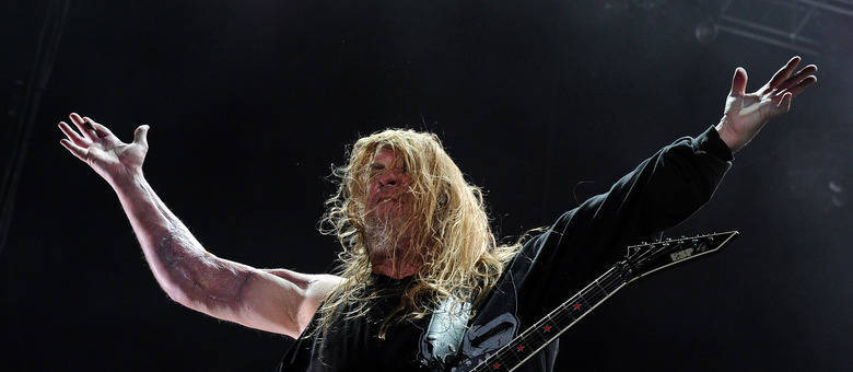 O guitarrista Jeff Hanneman, da banda Slayer, contraiu a doença após ser picado por uma aranha. O músico morreu de insuficiência hepática enquanto se recuperava. Ele chegou a retirar uma parte do músculo do braço