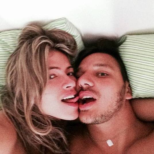 Fim do mistérioFani Pacheco encheu sua página no Instagram de fotos em que aparece
ao lado de seu novo namorado. A ex-BBB estava sendo discreta em relação ao
moço. Nas imagens, eles aparecem na cama.
— Momento delícia. Safadinha. Eu mereço
Fim do mistérioFani Pacheco encheu sua página no Instagram de fotos em que aparece
ao lado de seu novo namorado. A ex-BBB estava sendo discreta em relação ao
moço. Nas imagens, eles aparecem na cama.
— Momento delícia. Safadinha. Eu mereço