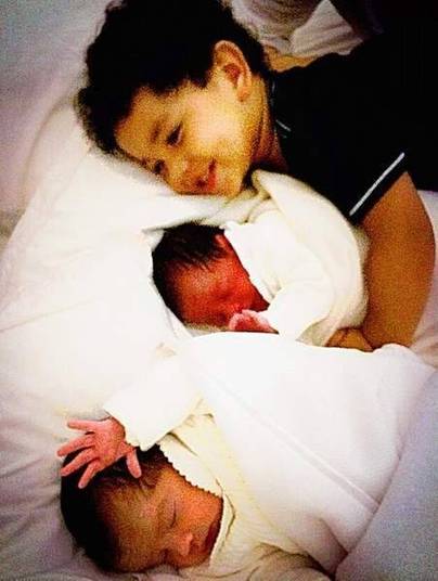 O coração de Dentinho já está apertado. O jogador deve retornar nos próximos dias à Ucrânia, e por isso curte os últimos momentos ao lado da família, do filho Bruno Lucas e das gêmeas Rafaella e Sophia O coração de Dentinho já está apertado. O jogador deve retornar nos próximos dias à Ucrânia, e por isso curte os últimos momentos ao lado da família, do filho Bruno Lucas e das gêmeas Rafaella e Sophia