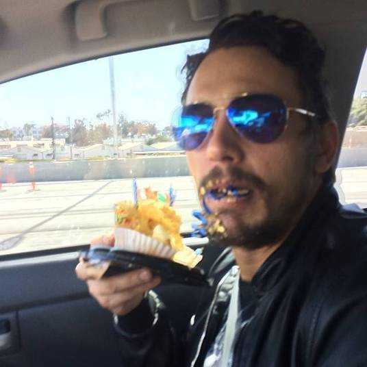 Tá rolando?Cada vez mais crescem os rumores de que Thaila Ayala esteja fazendo de
tudo para conquistar o bonitão James Franco. Dessa vez, uma foto
publicada pelo ator chamou a atenção dos fãs. Bem no dia em que Thaila
completava 28 anos, na segunda-feira (14), James postou foto em que
aparece comendo um cupcake com direito a velinhas e tudo mais!Thaila Ayala continua passando uma temporada nos Estados Unidos... Será que aí tem? Tá rolando?Cada vez mais crescem os rumores de que Thaila Ayala esteja fazendo de
tudo para conquistar o bonitão James Franco. Dessa vez, uma foto
publicada pelo ator chamou a atenção dos fãs. Bem no dia em que Thaila
completava 28 anos, na segunda-feira (14), James postou foto em que
aparece comendo um cupcake com direito a velinhas e tudo mais!Thaila Ayala continua passando uma temporada nos Estados Unidos... Será que aí tem?