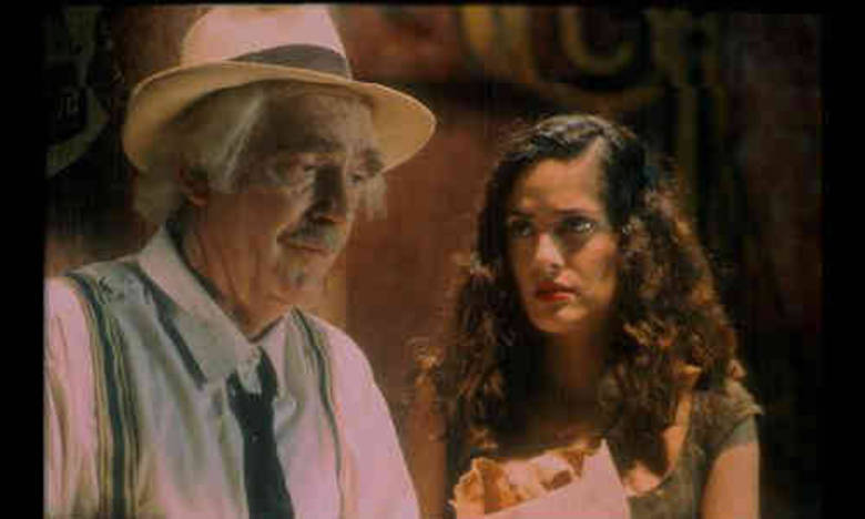 Ninguém Escreve ao Coronel foi um dos primeiros contos que García Márquez escreveu, e ganhou sua versão cinematográfica em 1999, dirigido por Arturo Ripstein. Estrelando Fernando Luján, Marisa Paredes e Salma Hayek, retrata a história do coronel que, todos os dias, se veste e espera a chegada de uma carta anunciando sua pensão. Toda a cidade sabe que a correspondência jamais virá, e ele tenta lidar com a dor da perda do filho