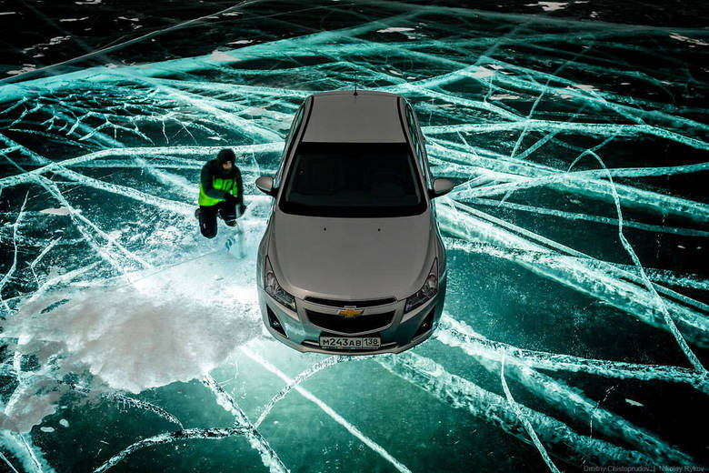 Fotógrafos russos fazem lago 'brilhar' na Sibéria. Nikolay Rykov e Dmitriy Christoprudov queriam fazer fotos noturnas do carro no lago iluminado. Veja como ficou o trabalho deles