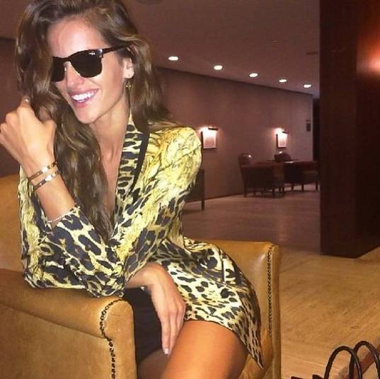 Sempre elegante, Izabel Goulart escolheu um blazer com estampa de oncinha para fechar o visual e mostrar as pernocas 