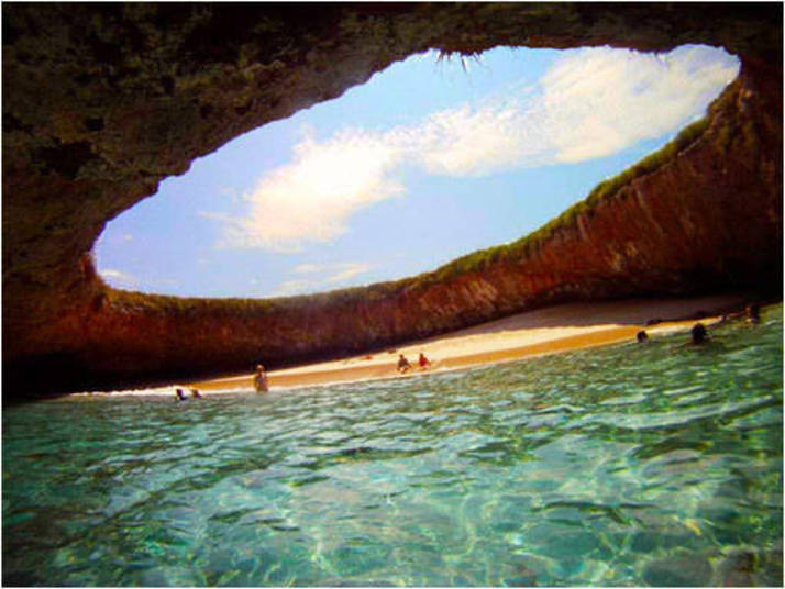 Riviera Nayarit ainda não ficou popular como Cancun, e, justamente por isso, tem sido um destino escolhido por estrelas de cinema para passar férias. O local esconde tesouros como Ilhas Marietas, na foto, com a praia dentro de uma caverna, na qual só dá para chegar a nado.Saiba como se programar, quando custa e o que fazer no paraíso