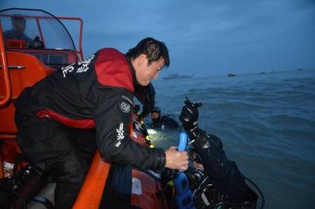 Mergulhadores sul-coreanos se preparam para procurar sobreviventes na balsa Sewol