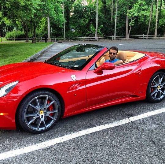 Além da gata, Rossi ainda tira onda ao desfilar em uma Ferrari vermelha pelas ruas de Florença, na Itália