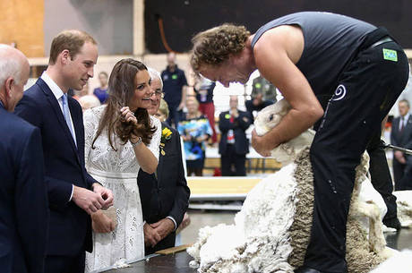Kate Middleton brinca com a cálvicie do marido em feira rural