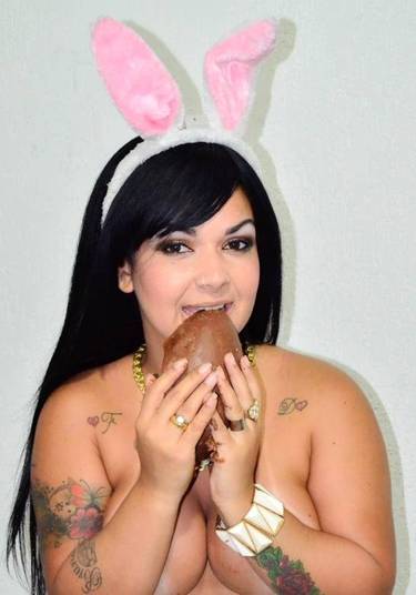 Maysa usou um ovo de chocolate para contracenar no ensaio Maysa usou um ovo de chocolate para contracenar no ensaio