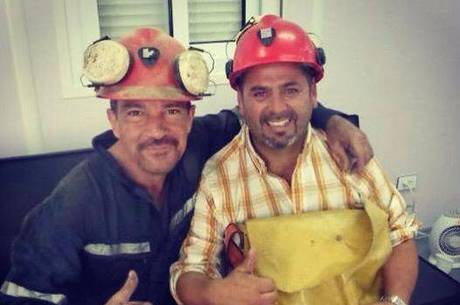 Antonio Banderas e Mario Sepúlveda vestidos de mineiros