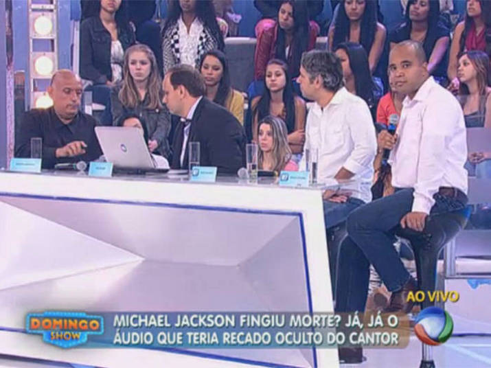 O Brasil parou para assistir ao último Domingo Show para
saber: Será que o cantor Michael Jackson está realmente vivo? Geraldo Luís recebeu os
blogueiros Miguel Arcanjo e Felipe Machado, um especialista em crimes e o
jornalista Dirceu Jackson, que afirma que o cantor está vivo. Nos bastidores da
atração dominical da Record, o R7 marcou presença e entrevistou Dirceu para
saber detalhes do caso
Texto: Péterson Neves/R7+ Aproveite e confira as matérias do programa Domingo Show+ Já curtiu a página do Domingo Show no Facebook? É só clicar!+ Siga o Domingo Show no Twitter e receba todas as notícias do programa