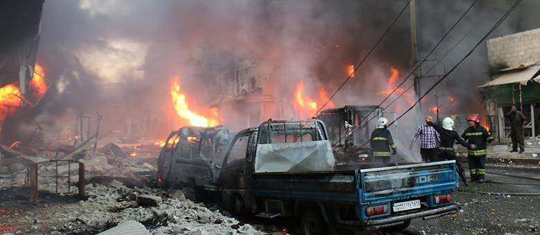 Bombeiros tentam apagar incêndio após bombardeio aéreo em Aleppo, cidade que, antes da guerra, era a mais rica do país