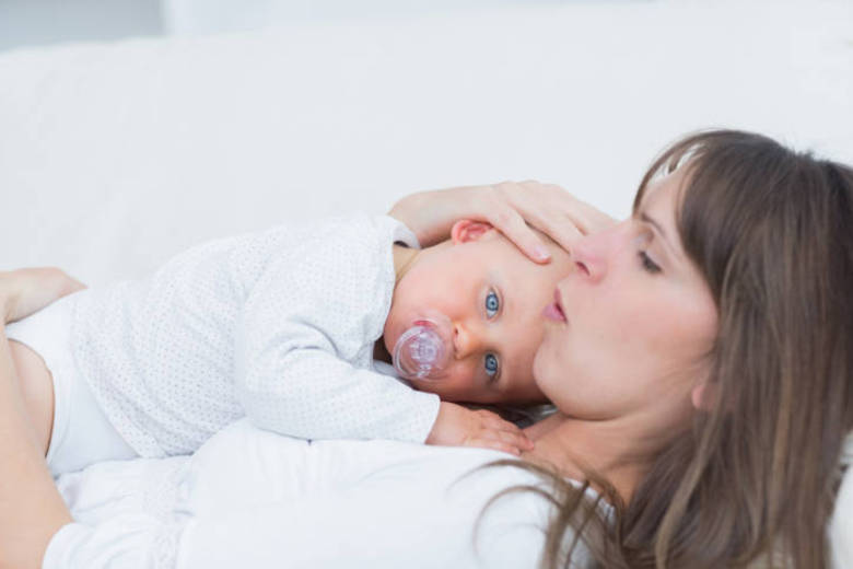 Esta é uma prática que não é recomendada. Não só pelo grande risco de sufocamento acidental do bebê, mas porque desta maneira a criança passa a se sentir dependente da presença dos pais para dormir