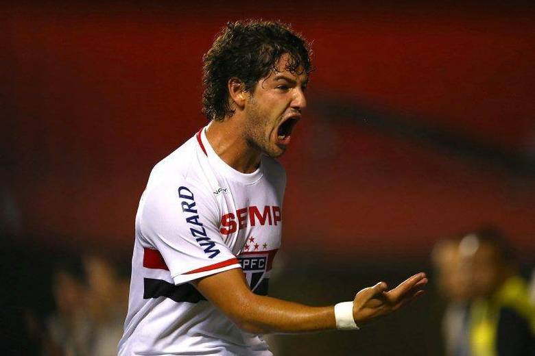 Alexandre Pato mal chegou ao São Paulo e já pode sair. O Fenerbahçe, da Turquia, estaria disposta a comprar o jogador e desembolar 15 milhões de euros. O contrato firmado entre Corinthians e o Tricolor prevê uma liberação do atacante caso algum clube do exterior faça uma proposta superior a multa estipulada. Se seguir o acordo atual, Pato ficaria no São Paulo emprestado pelo Timão até o fim de 2015. Além de Pato, o clube turco também está interessado em Diego, do Atlético de Madri. As informações são do site Skorer, da Turquia. Acompanhe o que rola no mercado da bola nas próximas fotos 