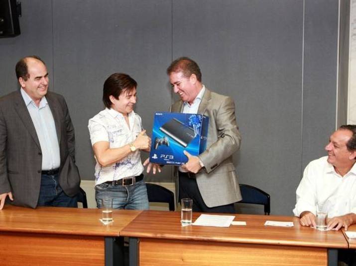 O músico foi contemplado pela primeira vez em
fevereiro deste ano. Ele levou para casa um smartphone (aparelho celular). No
mês seguinte, em março, o pai de Sandy ganhou um Playstation 3, ou seja, um
belo de um videogame de última geração