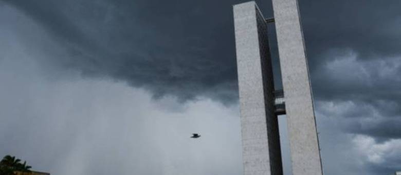 A meteorologia prevê sol alternado com pancadas de chuva e possíveis trovoadas para esta terça-feira (7) no Distrito Federal. A temperatura deve variar entre 16°C e 23°C. A umidade relativa do ar fica entre 27% e 72%