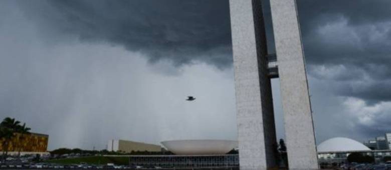 Segundo os dados da estação climatológica do Inmet (Instituto Nacional de Meteorologia) repassados ao Ibram (Instituto Brasília Ambiental), até a última sexta-feira, dia 27 de março, já havia chovido no Distrito Federal o total de 343,7 mm. Este volume já é aproximadamente 69% superior a média de toda a série histórica do DF (1963-2014). Esse montante de precipitação faz com que este já seja o terceiro março mais chuvoso desde 1963, sendo superado apenas nos anos de 1997 e 2005