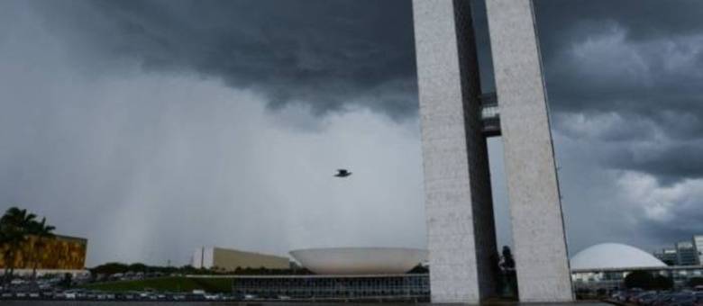 Prepare o guarda-chuva! O tempo neste domingo (25) será nublado com pancadas de chuva e trovoadas isoladas no Distrito Federal. A temperatura máxima pode chegar a 28ºC e a mínima pode ser de 19ºC. A umidade relativa do ar varia entre 30% e 60%